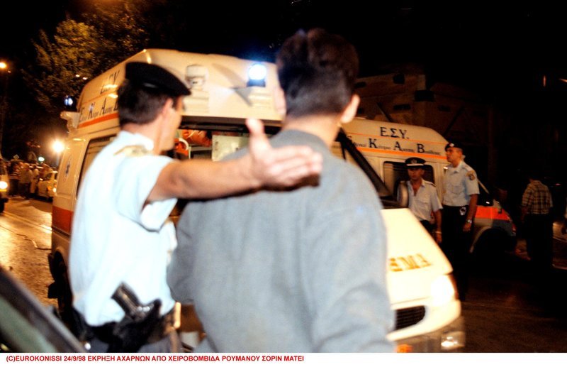 Ασθενοφόρα μεταφέρουν τραυματίες από την οδό Νιόβης