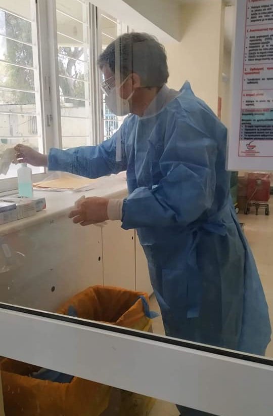 Ο Σωρήτης Τσιόδρας φόρεσε στολή, μάσκα και γάντια και επισκέφτηκε τις πτέρυγες του νοσοκομείου