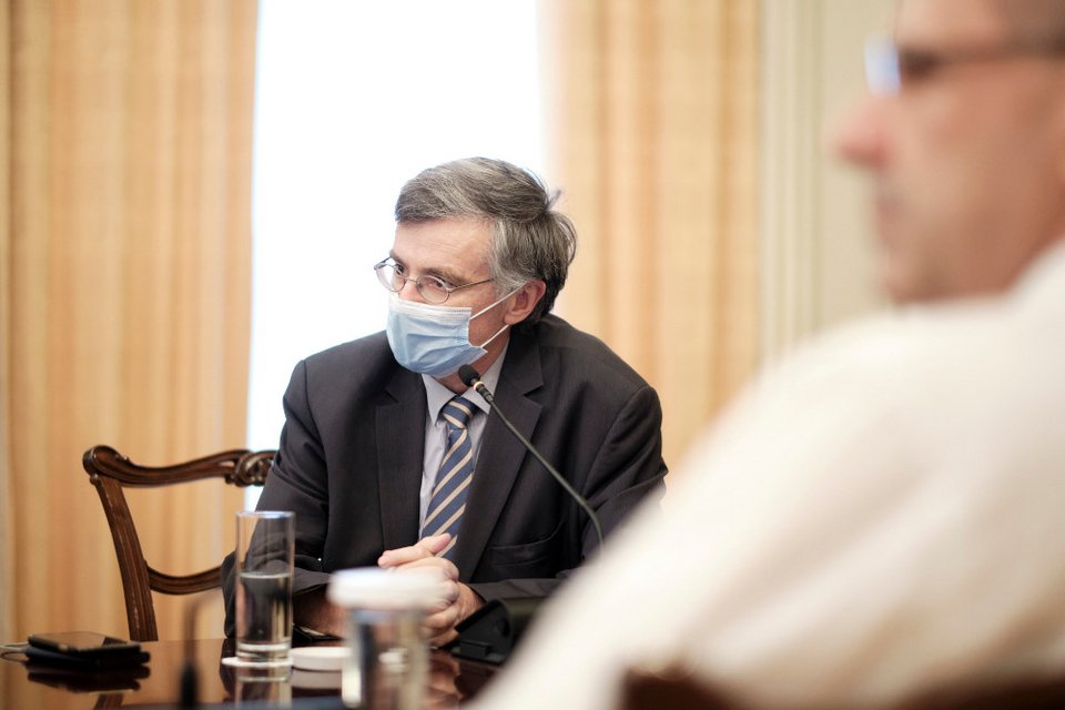 Ο Σωτήρης Τσιόδρας με μάσκα για τον κορωνοϊό σε σύσκεψη στου Μαξίμου