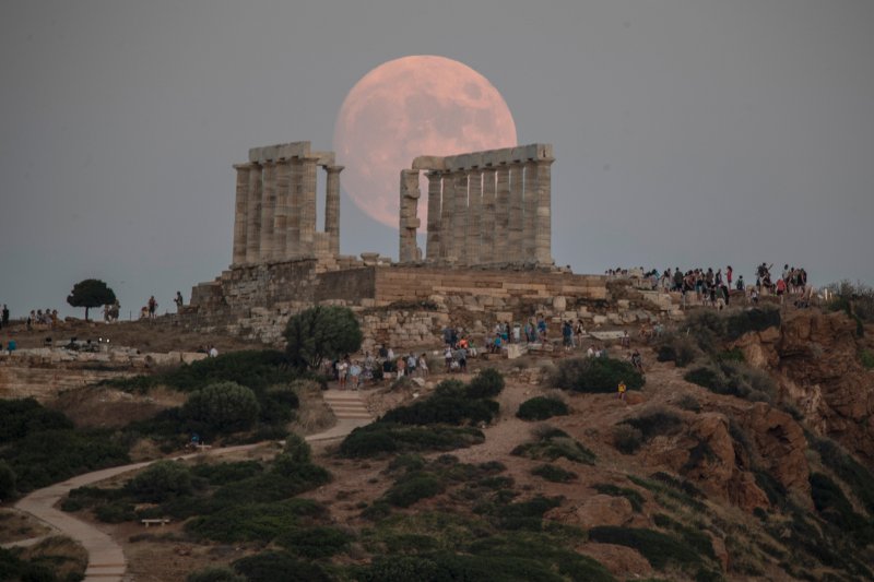 Σούνιο με αυγουστιάτικη πανσέληνο