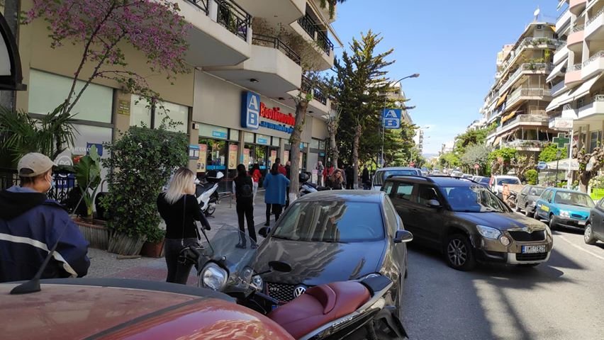 Ουρές έξω από τα σούπερ μάρκετ την Μεγάλη Παρασκευή