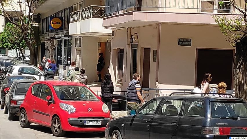 Οι ουρές για τα σούπερ μάρκετ περικύκλωσαν ολόκληρα τετράγωνα