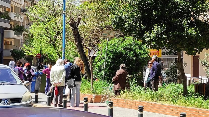 Εξω από κάποια σούπερ μάρκετ οι ουρές έφταναν και τα 70 μέτρα