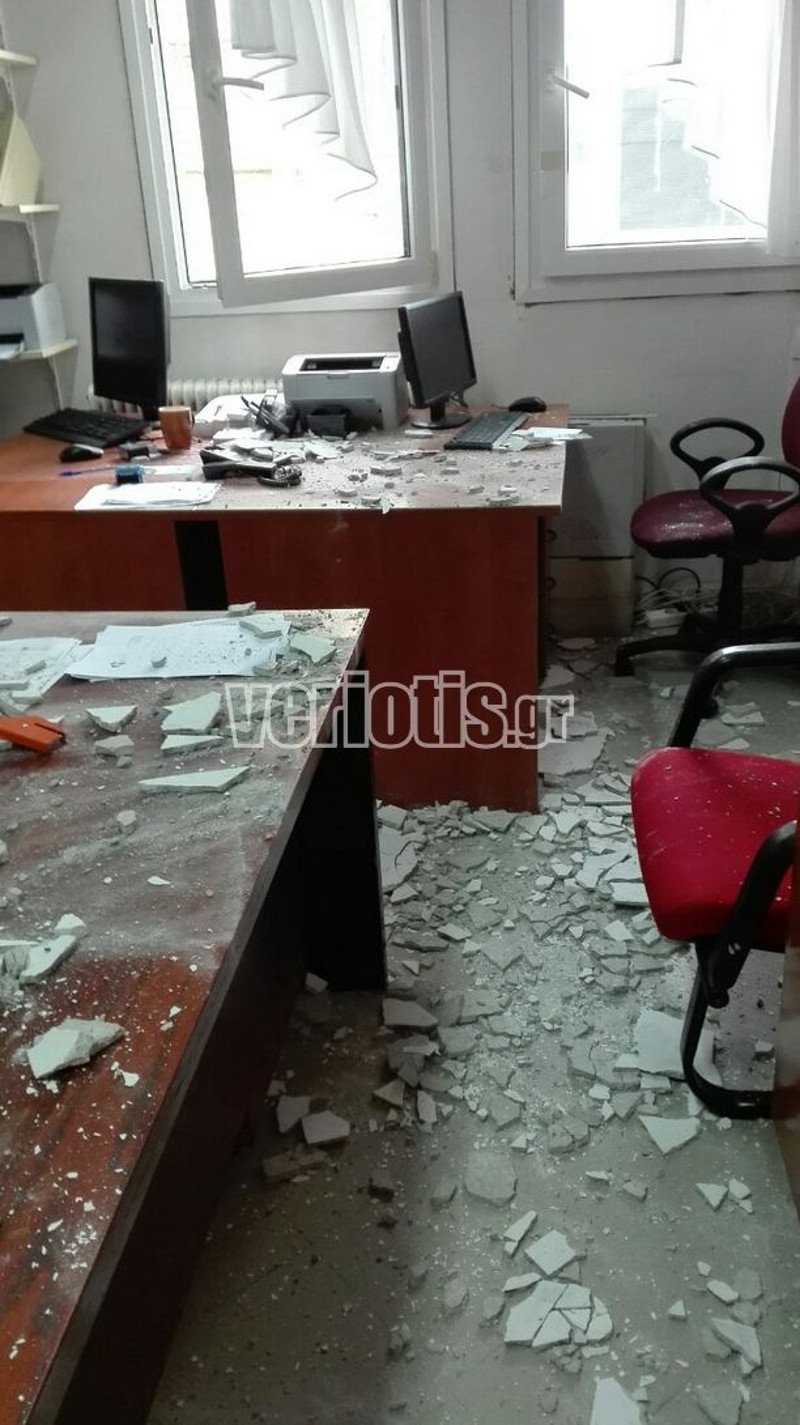 Σοβάδες πάνω σε γραφείο και στο πάτωμα