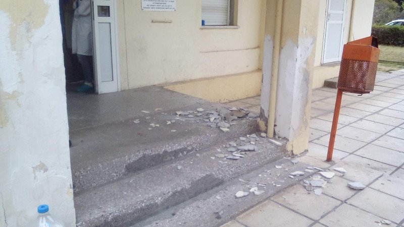 Οι σοβάδες πέφτουν μπροστά στην είσοδο και των γραφείων του νοσοκομείου