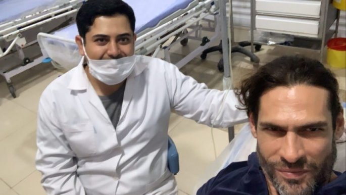 Ο Γιάννης Σπαλιάρας έβγαλε σέλφι με έναν από τους γιατρούς