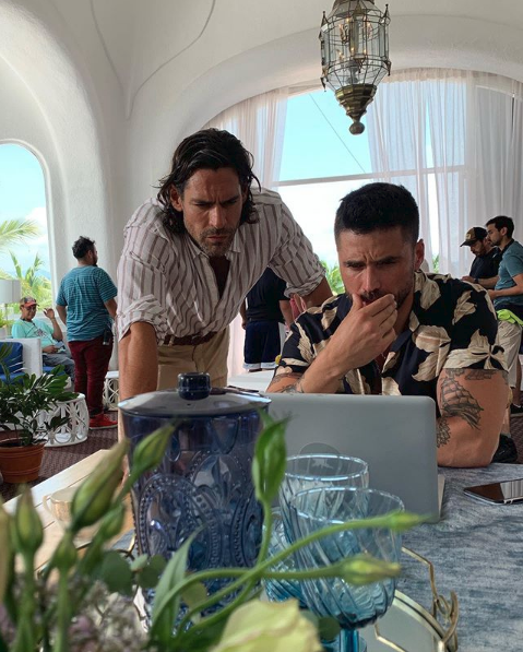 Ο Γιάννης Σπαλιάρας μελετώντας σκηνές από τα γυρίσματα