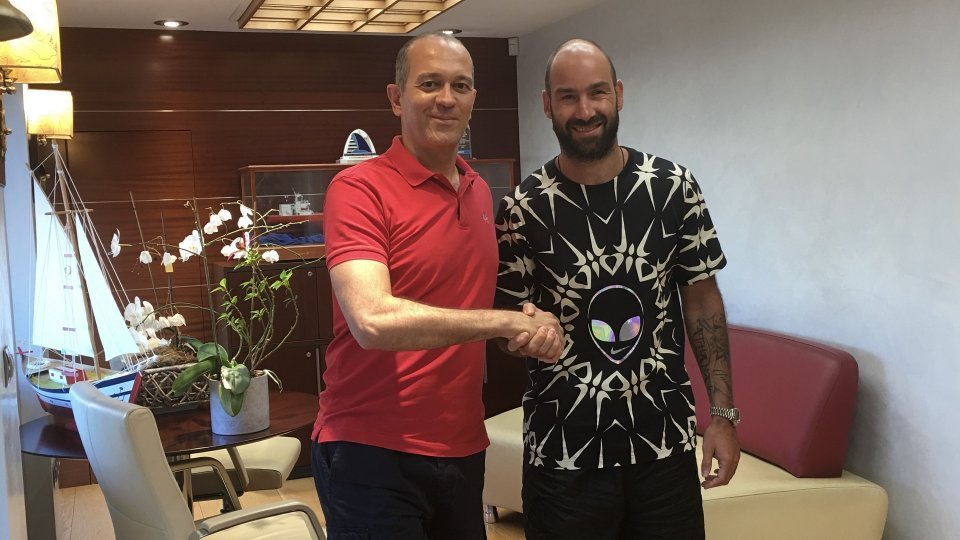 Φωτογραφία μετά την συμφωνία για ανανέωση συμβολαίου ανάμεσα σε Ολυμπιακό και Σπανούλη / Φωτογραφία: olympiacosbc