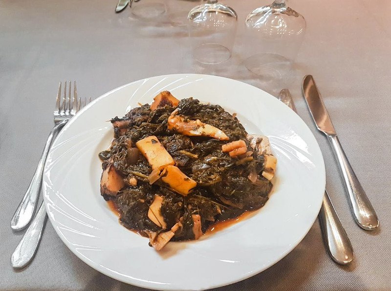 Σπανάκι με σουπιές/ Φωτογραφία: Facebook Thessalia-Kifisia Estiatorio @thessaliarestaurant