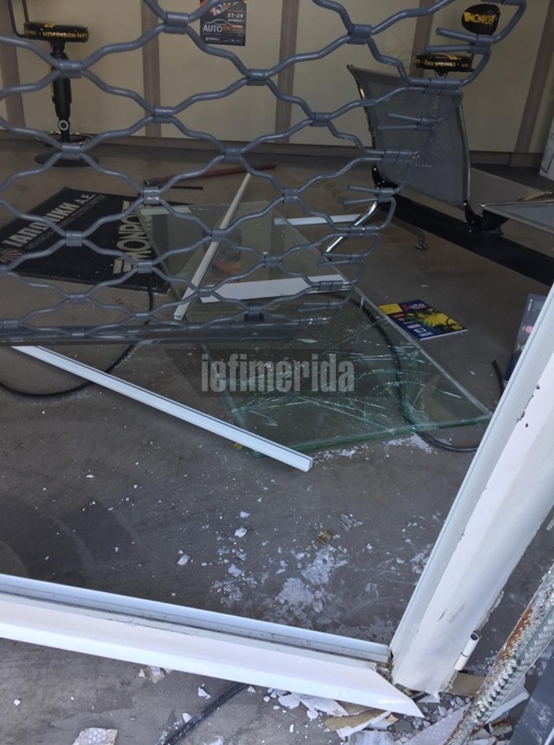 Σπασμένα Τζάμια και διαλυμένα κουφώματα στην πρόσοψη του καταστήματος όπου έπεσε το αυτοκίνητο