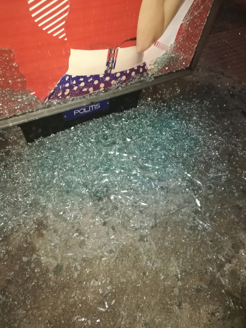 Σπασμένη στάση λεωφορείου