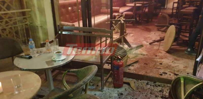 Σπασμένα τζάμια και τραπέζια σε μαγαζί