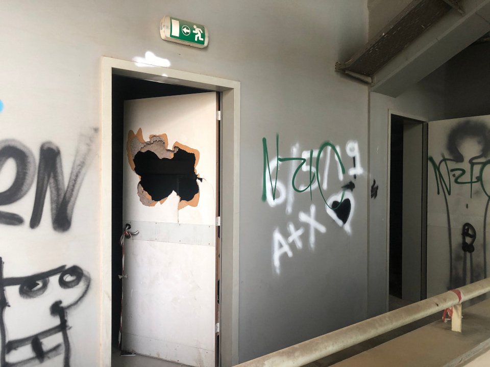 Πόρτες με τρύπες από σημαντικές φθορές
