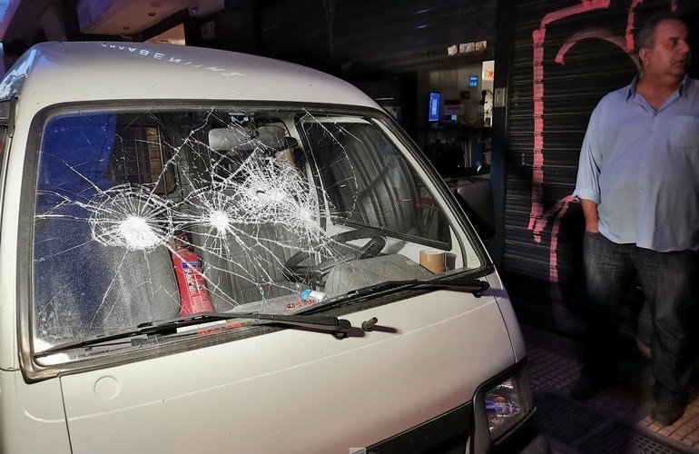 Σπασμένο τζάμι οχήματος στην Κυψέλη. Φωτογραφία: zougla.gr