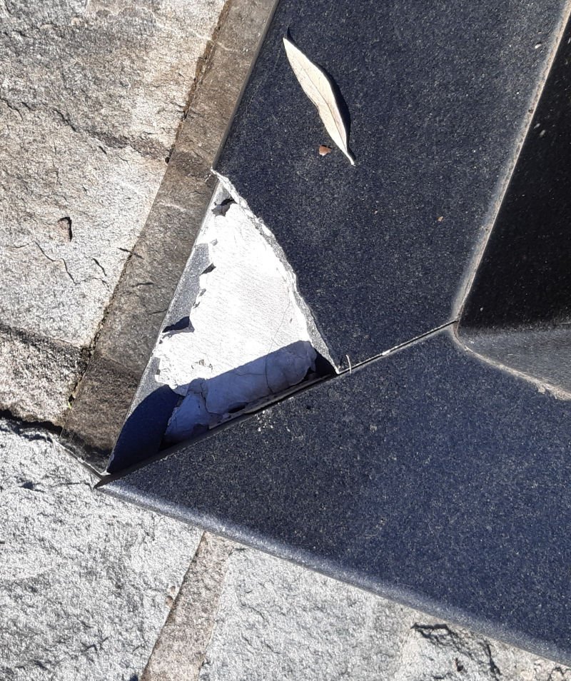 Φθορές στο μνημείο στη Δράμα