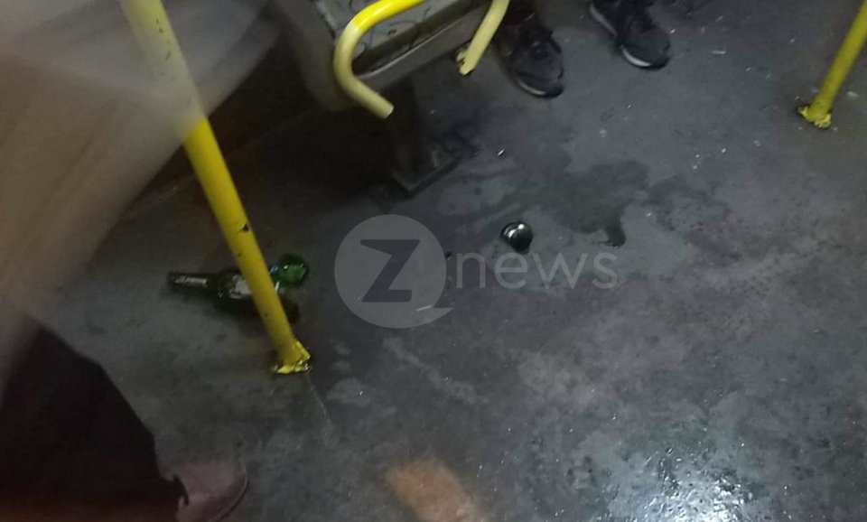 Το σπασμένο μπουκάλι εντός του λεωφορείου