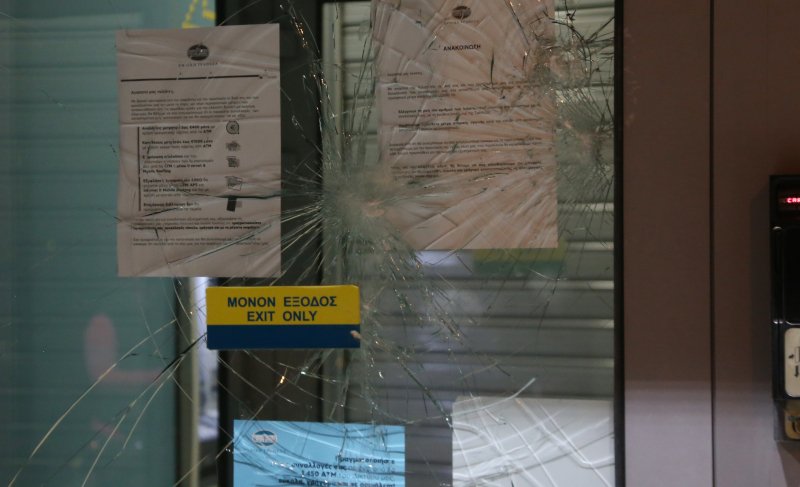 Σπασμένο τζάμι υποκαταστήματος τράπεζας στην περιοχή. Φωτογραφία: Eurokinissi