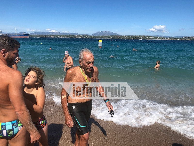 Ο 81χρονος Νίκος Θωμάς παρέδωσε ένα μάθημα ζωής. spetses mini marathon