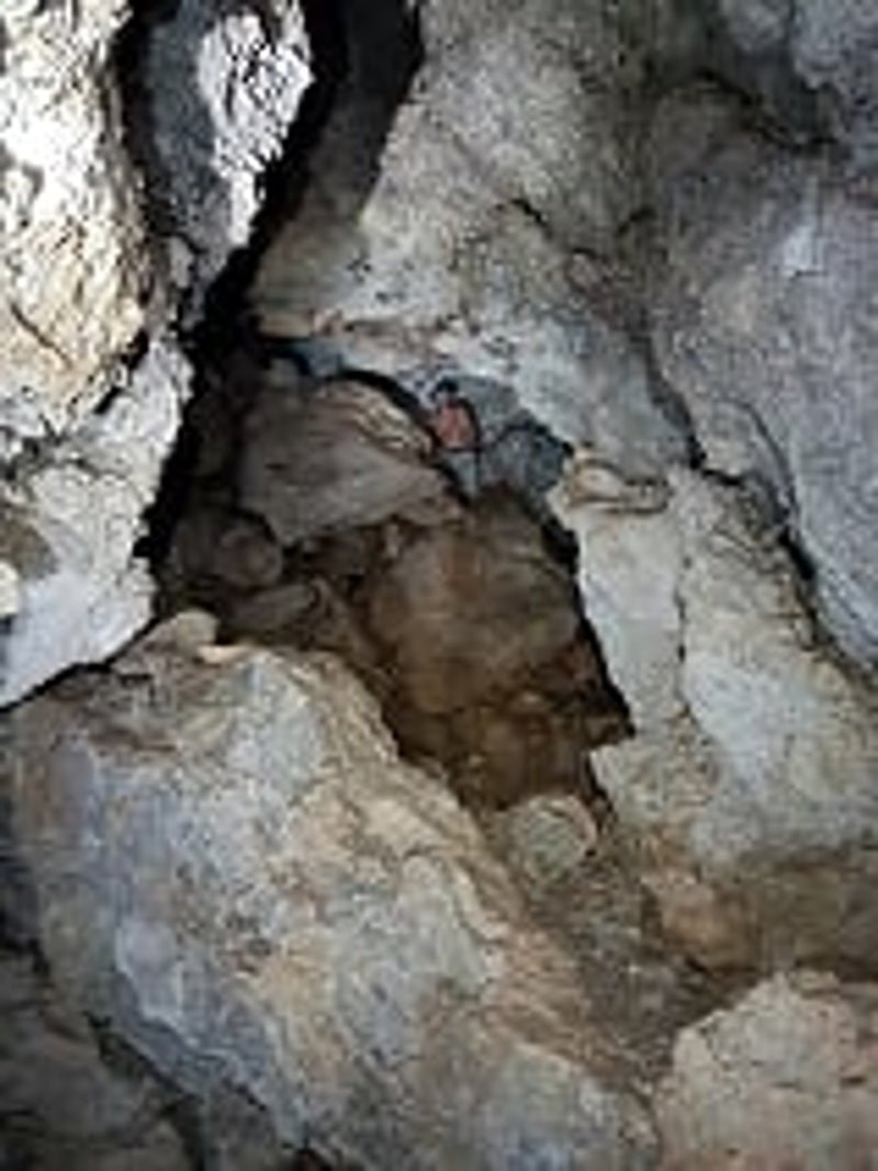 Από το βάθος του αριστερού περάσματος μπροστά την κύρια αίθουσα