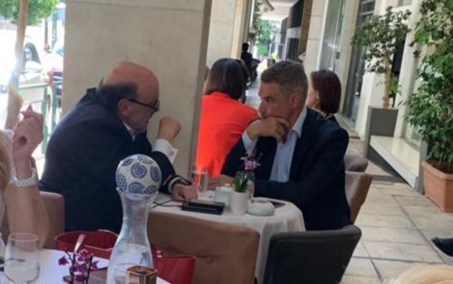 Ευάγγελος Αντώναρος και Αρης Σπηλιωτόπουλος σε καφέ του Κολωνακίου, Πέμπτη 23 Μαίου 2019