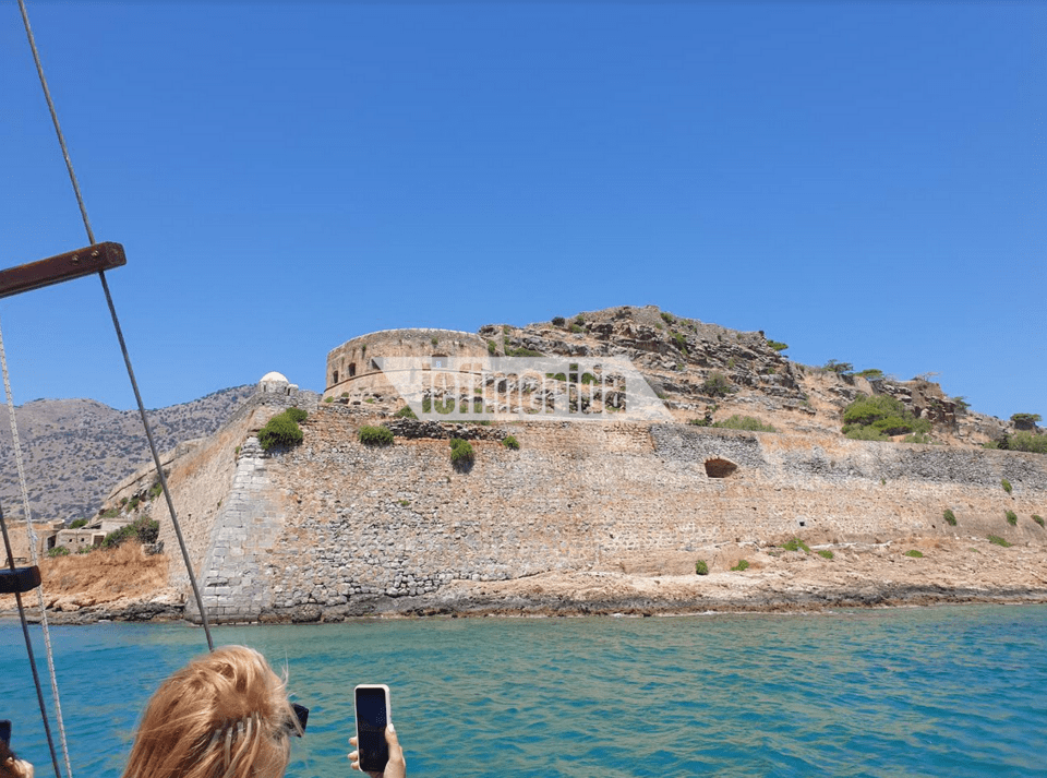  Ελάχιστοι τουρίστες επισκέπτονται το νησί 