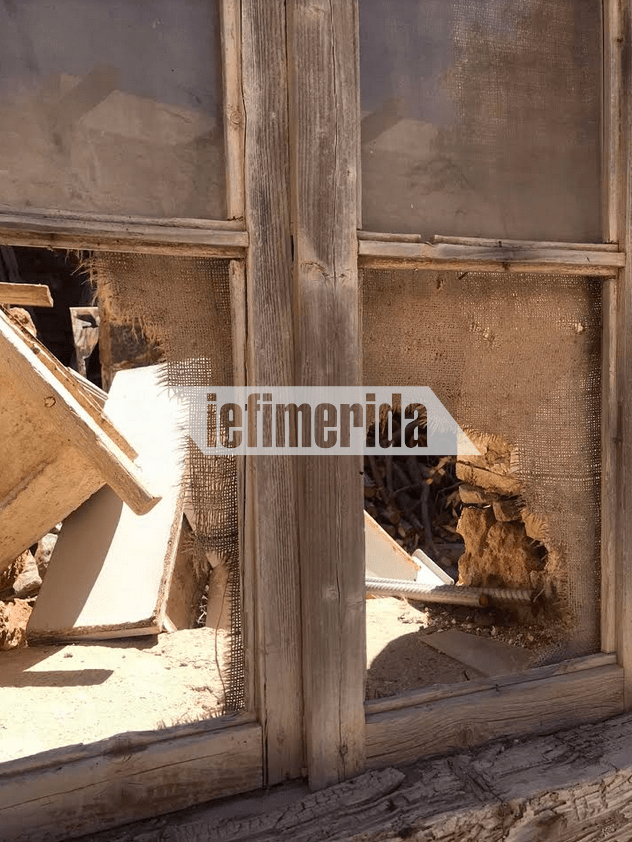   Από τα παράθυρα φαίνονται αντικείμενα της οικοσκευής 