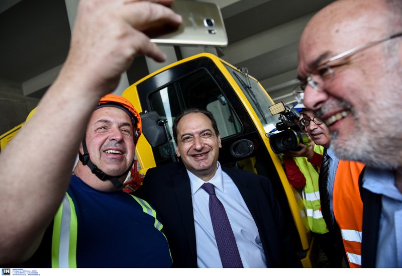 Και οι απαραίτητες σέλφι του υπουργού Μεταφορών με τους εργαζόμενους στο εργοτάξιο του μετρό/ ΦΩΤΟΓΡΑΦΙΑ INTIMENEWS
