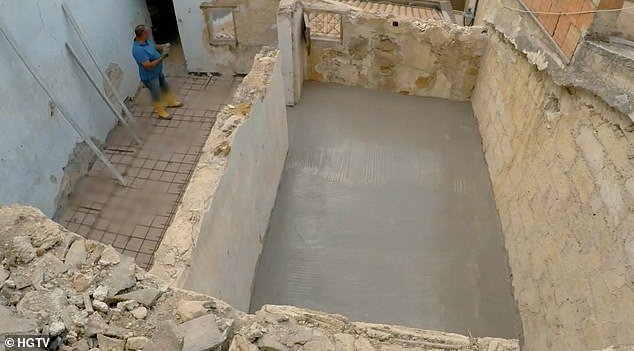 Η οροφή του σπιτιού είχε καταστραφεί τελείως και χρειάστηκε νέα, όπως και καινούρια πατώματα