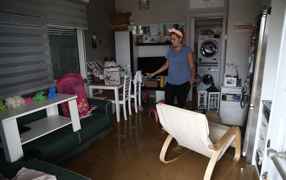 Γυναίκα σε πλημμυρισμένο δωμάτιο