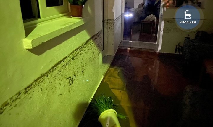Στον τοίχο αριστερά, φαίνεται το ύψος που ανέβηκε το νερό -Η στάθμη του ήταν πολύ πιο ψηλά από το κρεβάτι της