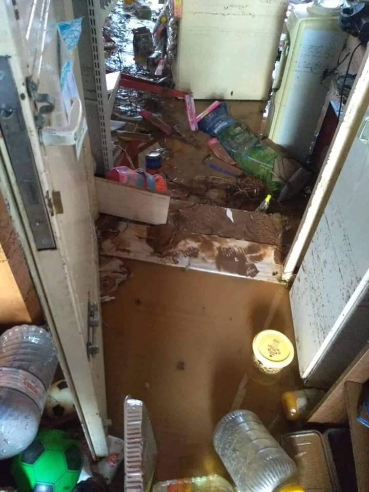 Λάσπες και χώματα στο εσωτερικό κατοικίας στην Κινέτα