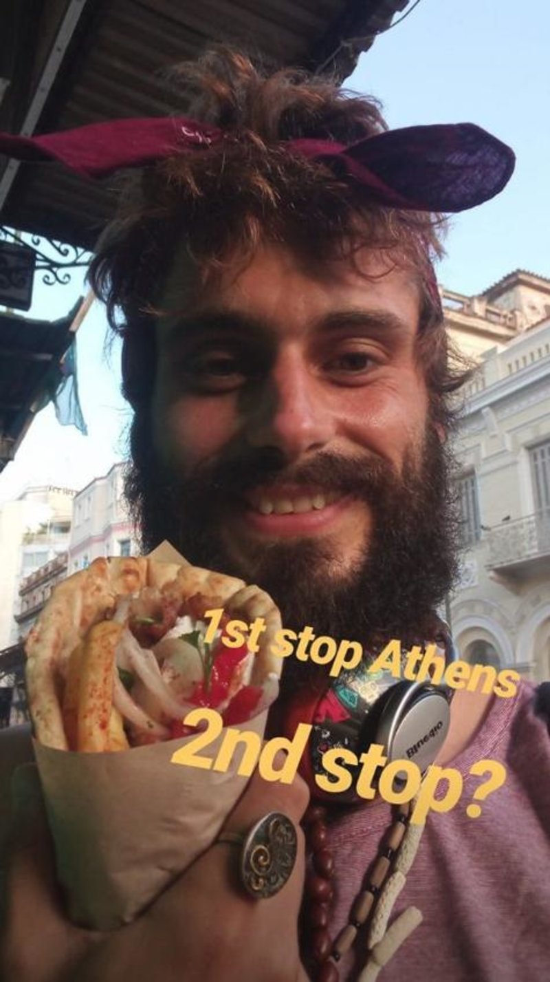 Ο Σπύρος Γουρδουπής με σουβλάκι στο χέρι