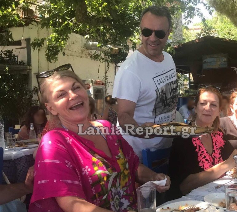 Ο κ. Σταϊκούρας σερβίρει την δήμαρχο της Στυλίδας, Βιργινία Στεργίου