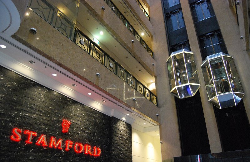 Το ξενοδοχείο Stamford Hotel με το οποίο συνδέονται 31 νέα κρούσματα κορωνοϊού