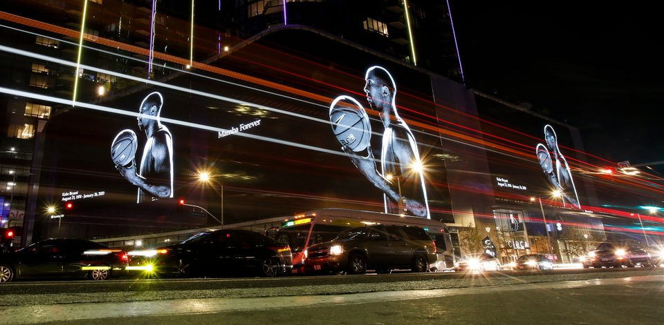 Η εικόνα σε κτίριο δίπλα από το Staples Center / Φωτογραφία: AP