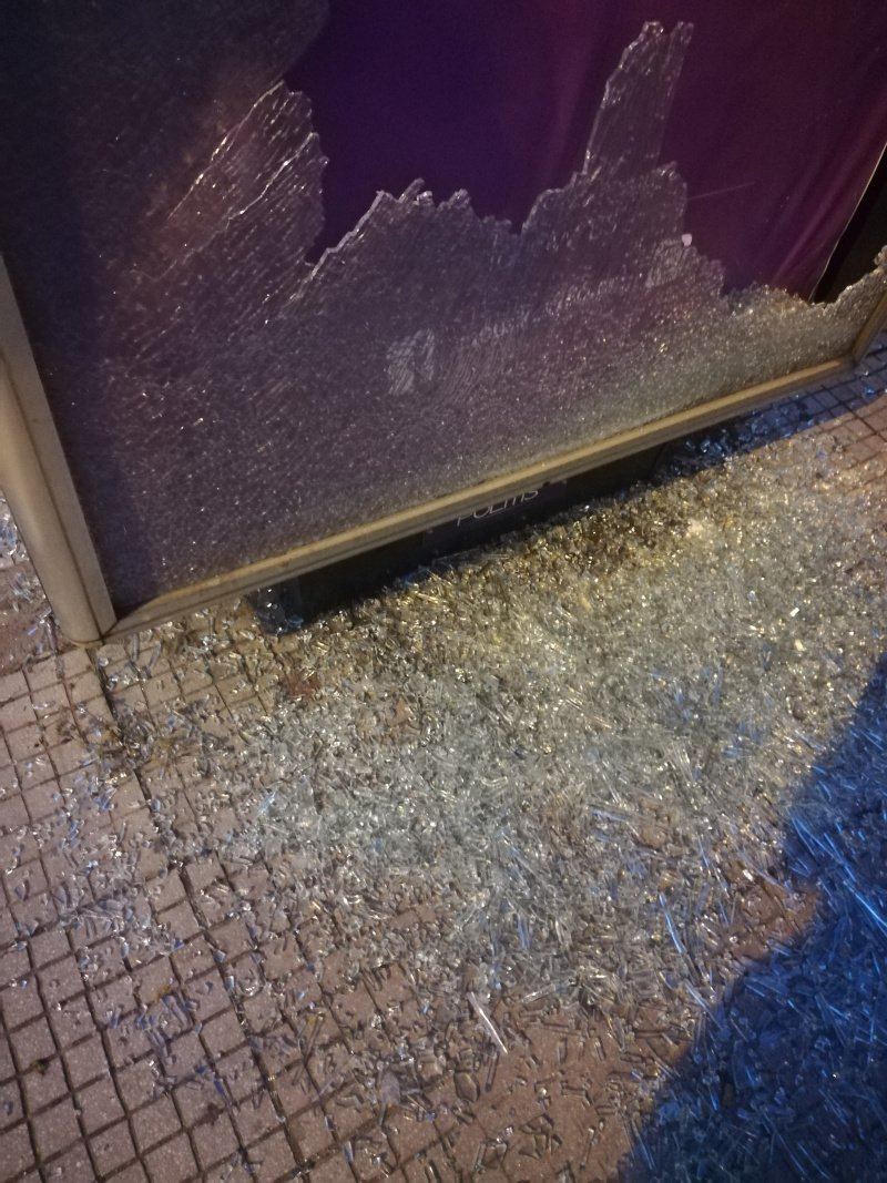 Σπασμένη στάση λεωφορείου