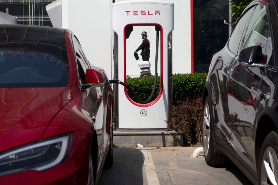 Σταθμός ανεφοδιασμού της TESLA στην Κίνα. Παλιότερα δημοσίευμα ήθελε τις κινεζικές αρχές να υποκλέπτουν τεχνολογία μέσω των σταθμών αυτών για να αναπτύκουν δικά τους ηλεκτροκίνητα αυτοκίνητα