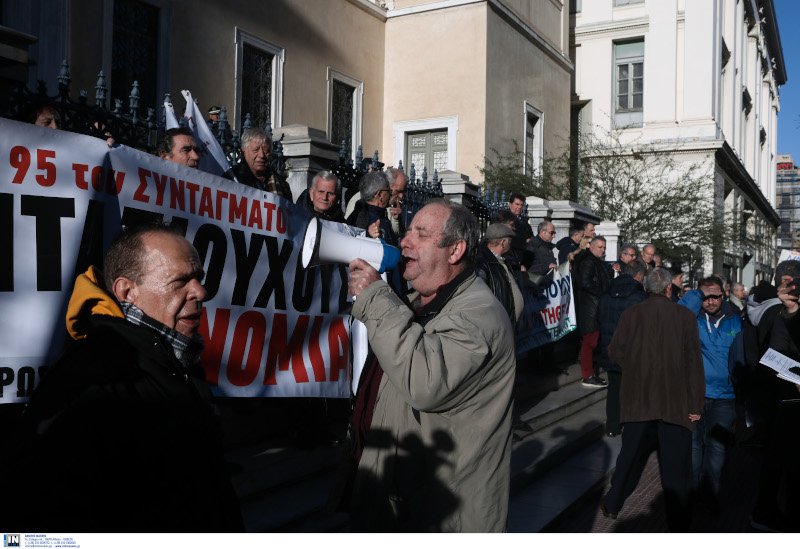 Συνταξιούχοι διαμαρτύρονται έξω από το ΣτΕ