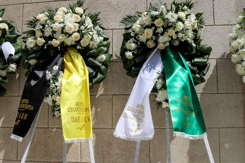 Τα στεφάνια της ΠΑΕ ΑΕΚ και της ΠΑΕ Παναθηναϊκού