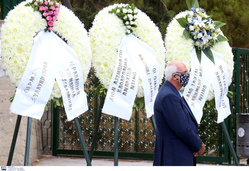 Στεφάνια στη μνήμη του Ντίνου Χριστιανόπουλο