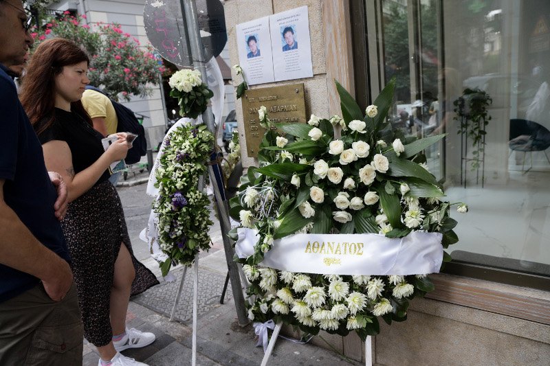 Στεφάνια και λουλούδια στο σημείο όπου δολοφονήθηκε ο θάνος Αξαρλιάν