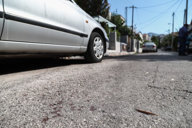Κηλίδες αίματος έξω από το σπίτι του Στέφανου Χίου