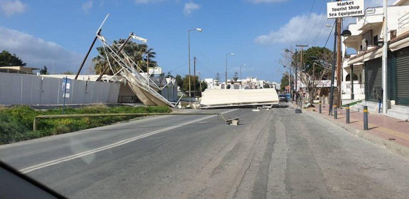 Το στέγαστρο που ξηλώθηκε από τον άνεμο