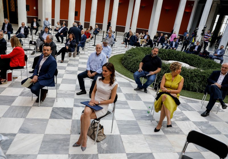 Τα στελέχη του ΣΥΡΙΖΑ κάθονται με αποστάσεις τηρώντας τα μέτρα για την πανδημία