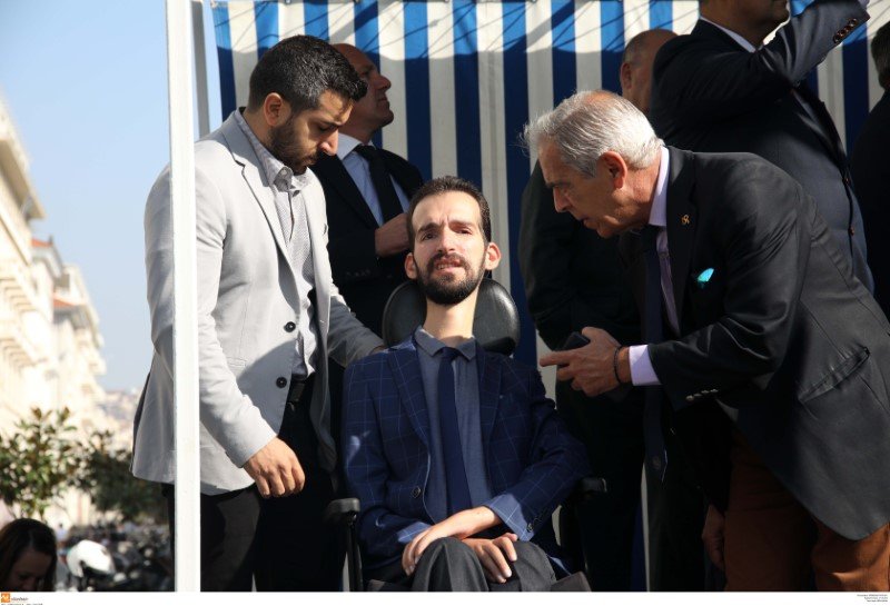 Ο Στέλιος Κυμπουρόπουλος στην εξέδρα της μαθητικής παρέλασης