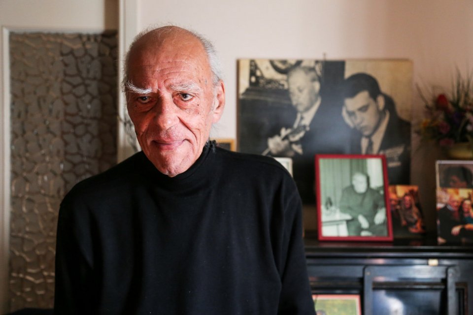 Ο Στέλιος Βαμβακάρης στο σπίτι του που είναι γεμάτο από φωτογραφίες του πατέρα του Μάρκου Βαμβακάρη 