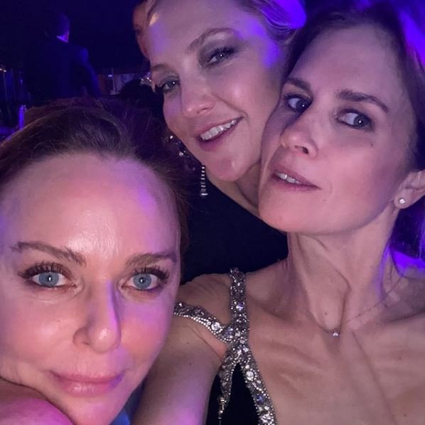 Stella McCartney ,Κέιτ Χάντσον και η make up artist Γκούτσι Γουέστμαν στην λαμπερή εκδήλωση/Φωτογραφία: Instagram/Gucciwestman