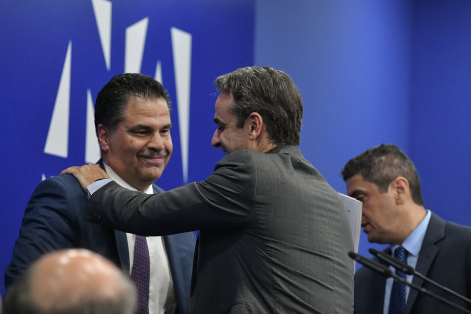 Ο πρωθυπουργός Κυριάκος Μητσοτάκης με τον νέο γραμματέα της ΝΔ