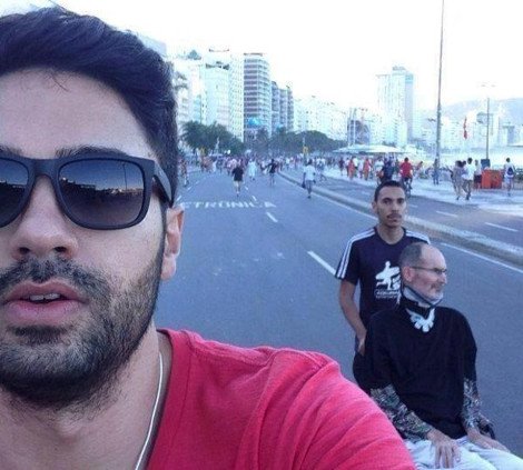 Δεν είναι η πρώτη φορά που οι λάτρεις του ιδρυτή της Apple δεν πιστεύουν ότι ο Στιβ Τζομπς πέθανε