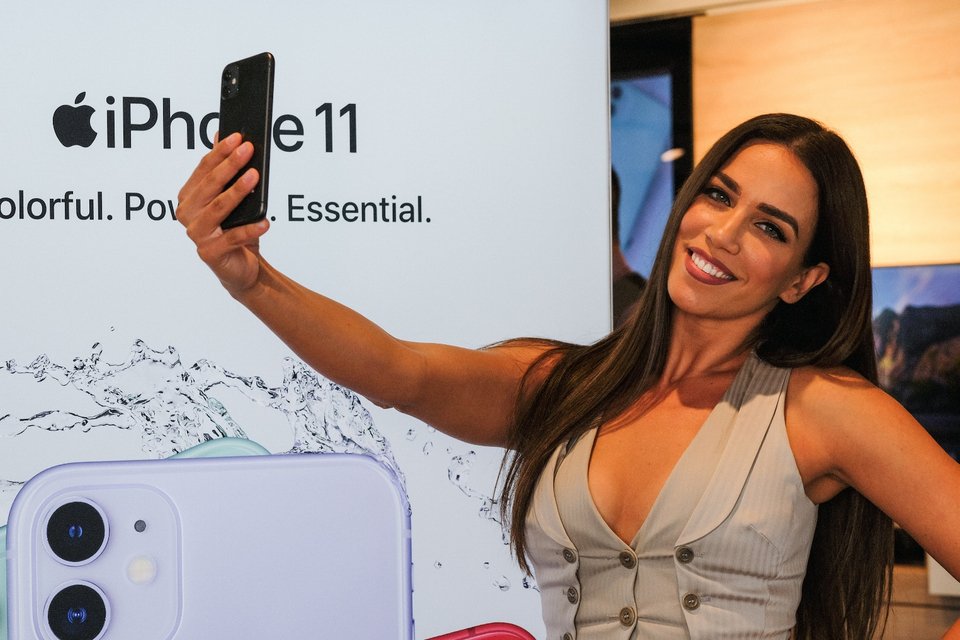 H Κατερίνα Στικούδη βγάζει selfie με το νέο iPhone 11 Pro στο κατάστημα της COSMOTE